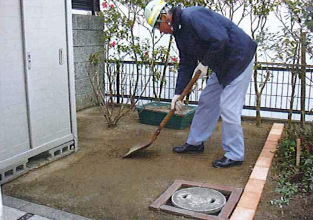 草を抜く→施工厚さをすき取る→強固な路盤に！。